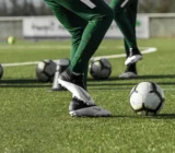 Manage a football group: inclusive and authoritarian approaches